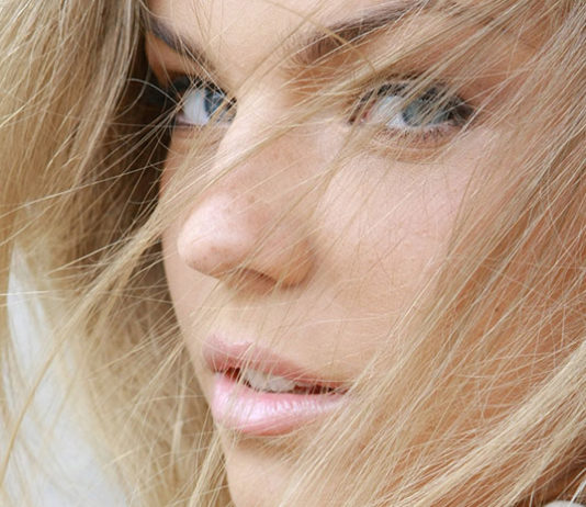 Propozycje makijażu - jakie kosmetyki przy blond włosach?