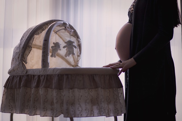 Pierwsze objawy porodu – jak rozpoznać rozpoczynający się poród