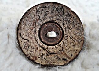 Czy zapina się ostatni guzik w kamizelce?