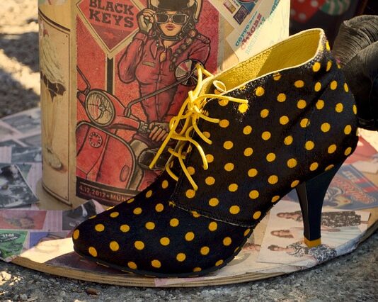 Jakie buty przypominają mokasyny?