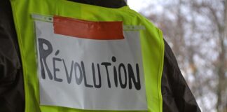 Czy modne są kamizelki do garnituru?