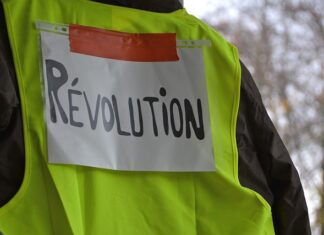 Czy modne są kamizelki do garnituru?