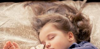 Dlaczego powinno się spać w związanych włosach?