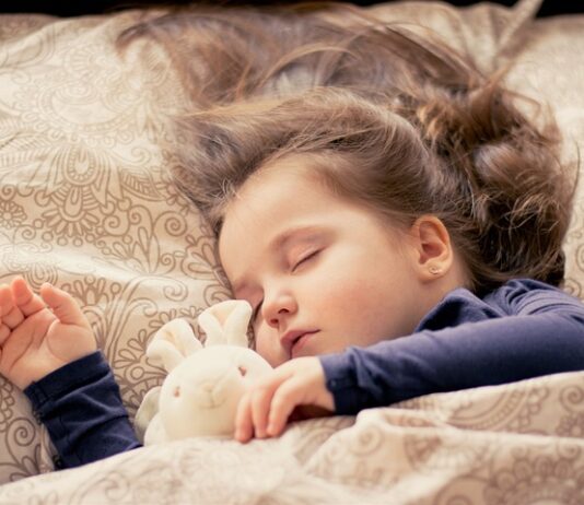 Dlaczego powinno się spać w związanych włosach?