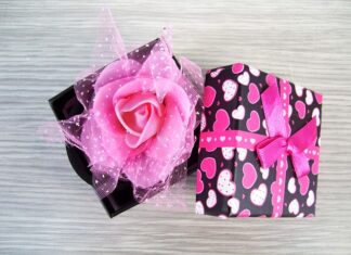 Czy pudrowy róż pasuje do butelkowej zieleni? Czy pudrowy róż pasuje do butelkowej zieleni?