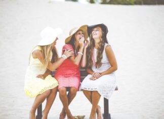 Jaka fryzura pasuje do sukienki z odkrytymi ramionami?