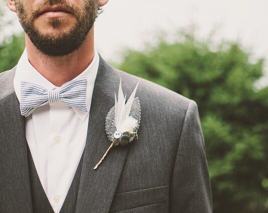 Dlaczego garnitur zapina się na jeden guzik? Dlaczego garnitur zapina się na jeden guzik?