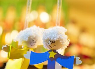 Jak przykleić ozdoby do tortu?